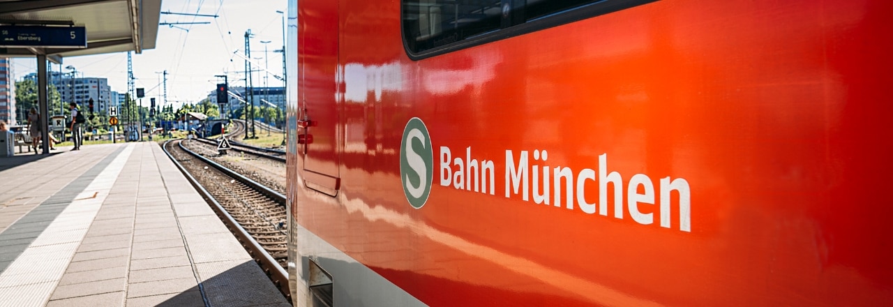 S-Bahn Logo auf einer S-Bahn