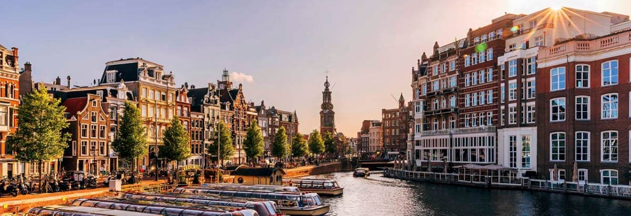 Gracht in Amsterdam bei Abendsonne