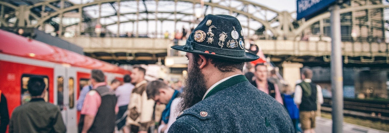 Ein Mann in Tracht wartet auf die nächste S-Bahn