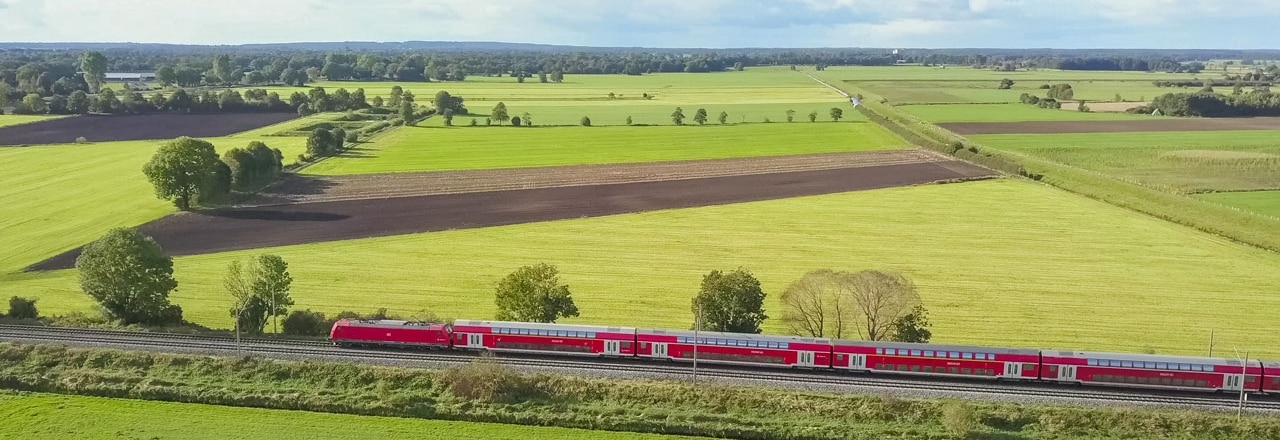 Regionalzug in Landschaft in Schleswig-Holstein