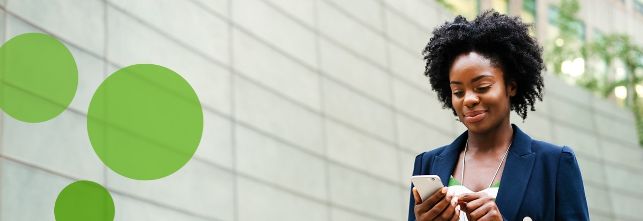 Frau mit Smartphone in der Hand