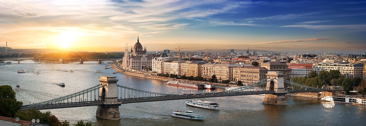 Blick auf Budapester Wahrzeichen bei schönem Sonnenuntergang