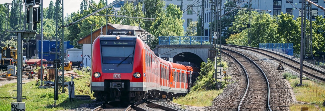 S-Bahn fährt aus dem Tunnel in Richtung Ostbahnhof