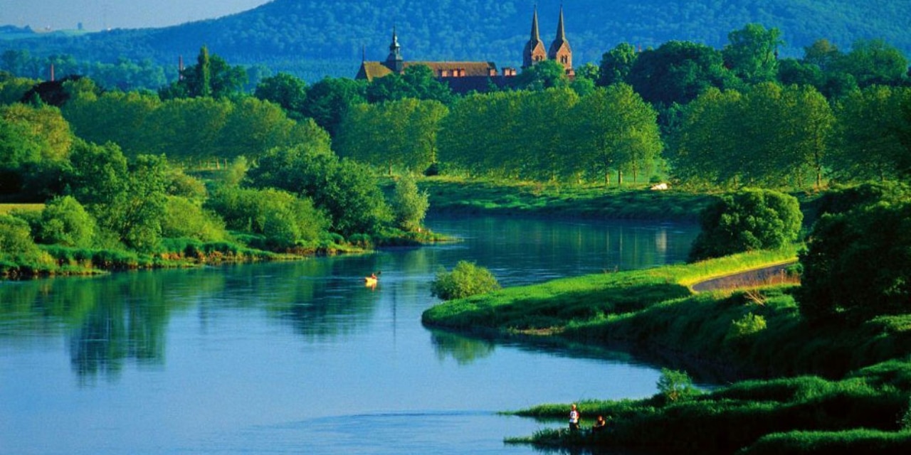 Blick auf Corvey von der Weser aus 