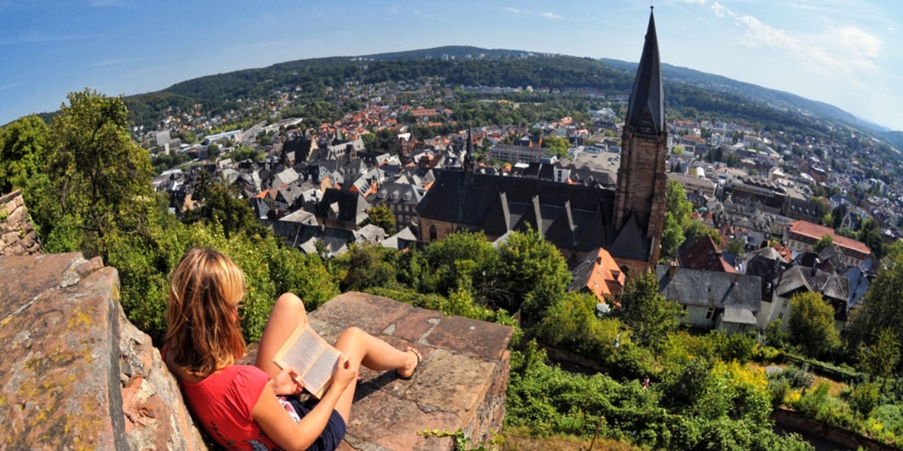 Blick auf die Lutherkirche und die Altstadt in Marburg