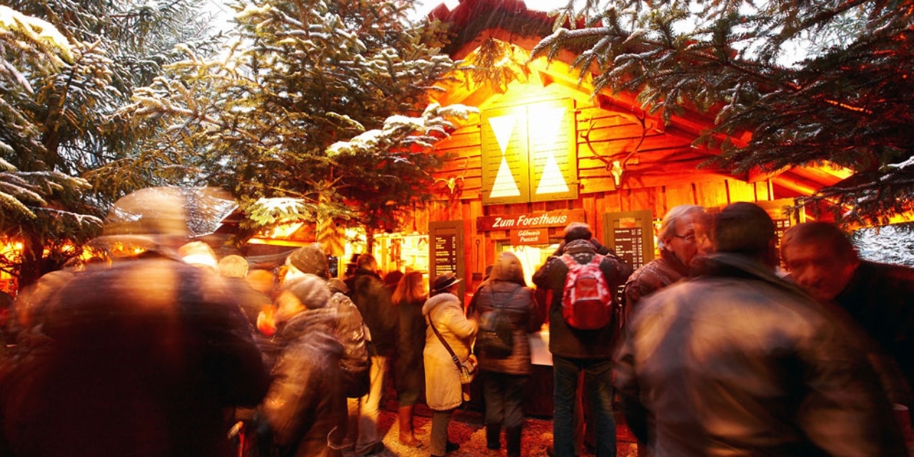 orsthütten laden auf dem hannoverschen Weihnachtsmarkt zur Einkehr ein