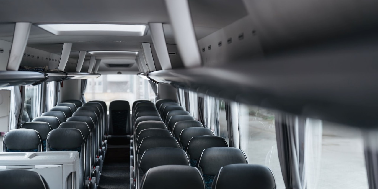 Komfortbus MAN Lion's Coach Innenansicht graue Sitzreihen mit 53 Sitzen