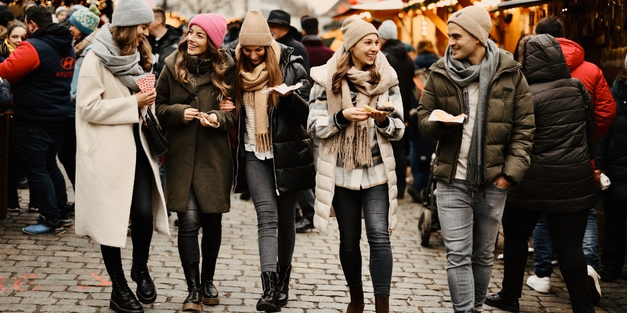 Gruppe junger Menschen auf dem Weihnachtsmarkt