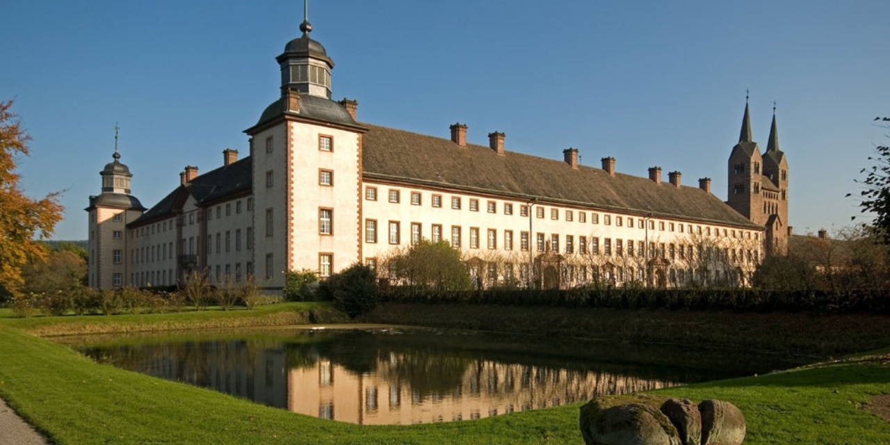 Gesamtansicht Schloss Corvey mit dem Westwerk im Hintergrund