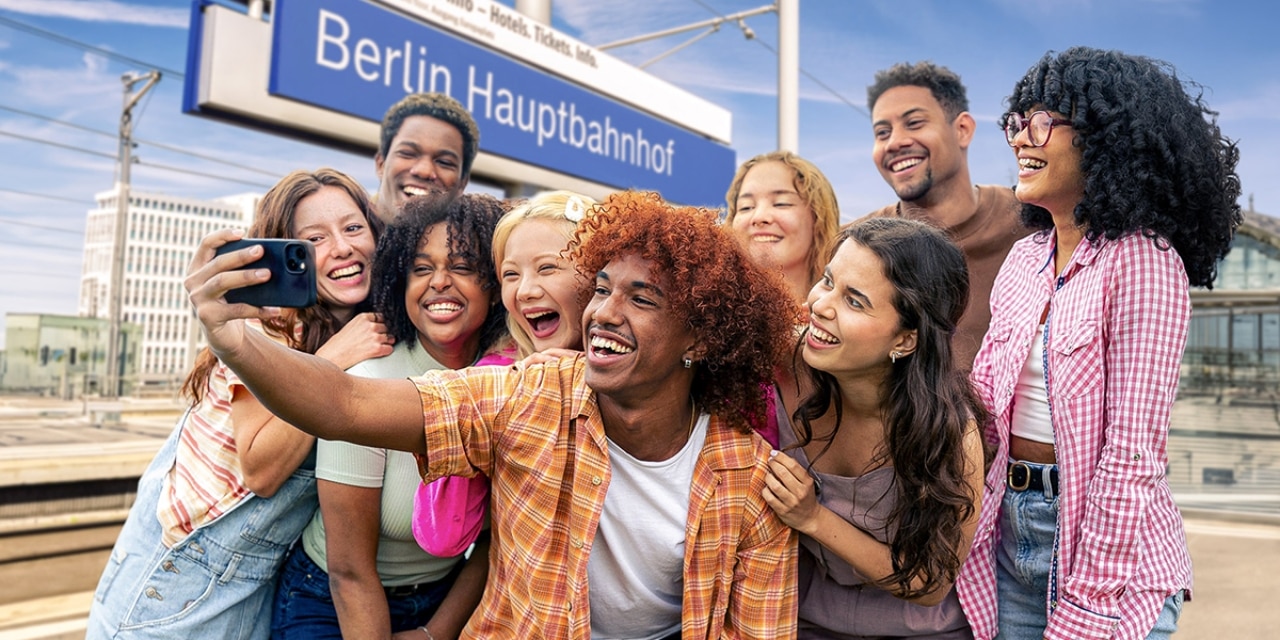 Gruppe junger Menschen fröhlich am Berliner Hauptbahnhof