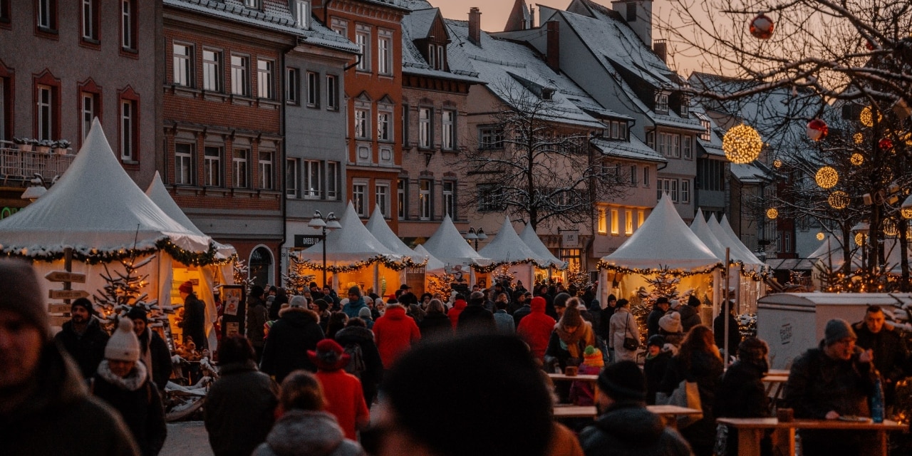 Blick auf Weihnachtsmarkt