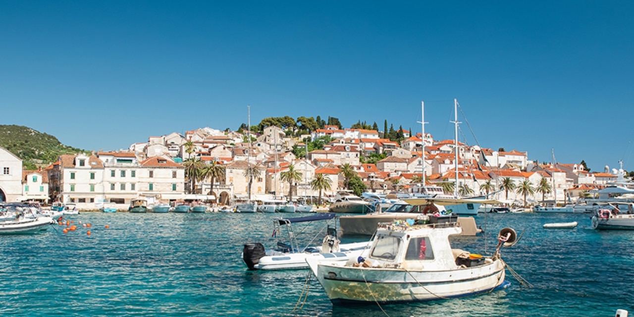 Hafen mit Booten in türkisfarbenem Wasser auf der Insel Hvar, Kroatien