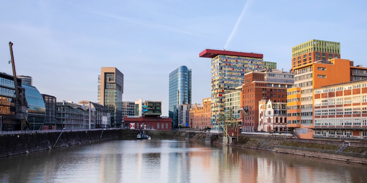 Düsseldorf Medienhafen vom Wasser aus