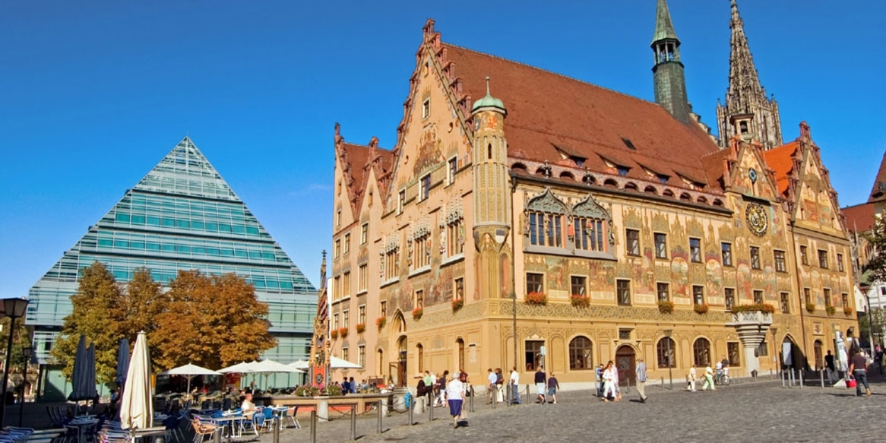 Das Ulmer Rathaus und die Zentralbibliothek.