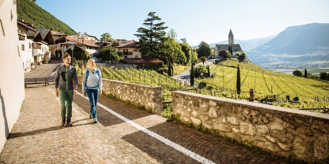 Spaziergänger an der Südtiroler Weinstraße