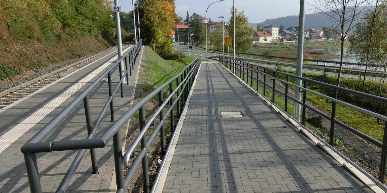 Rampe zum Bahnsteig Nationalparkbahnhof Vöhl-Herzhausen