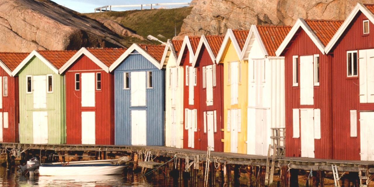 Fischerhütten mit Bootsanleger in Smögen, Schweden.