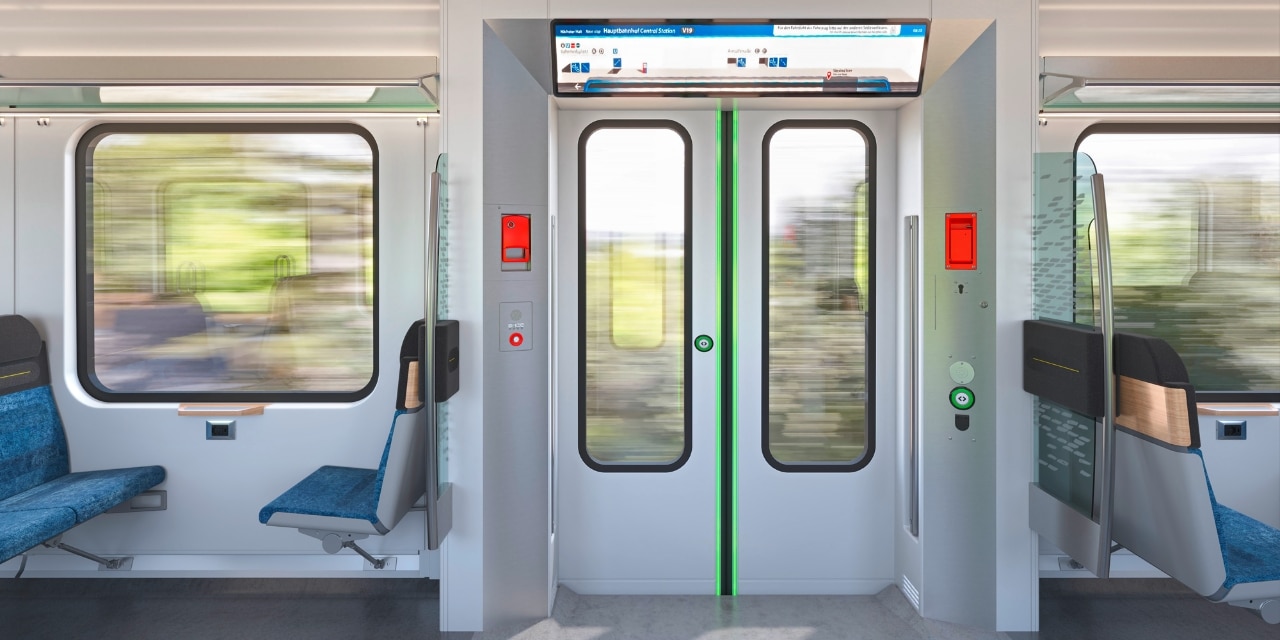 Neue Bildschirme über den Türen im neuen S-Bahn-Zug