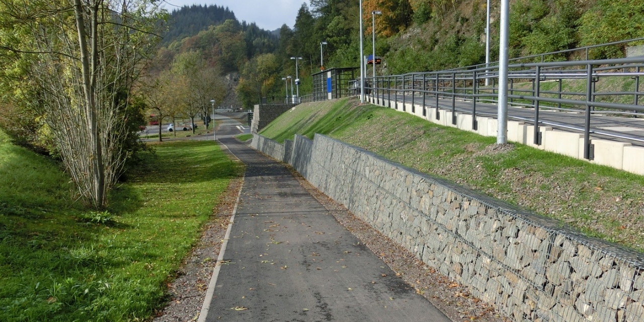 Rampe zwischen Bahnsteig und ZOB Vöhl-Herzhausen
