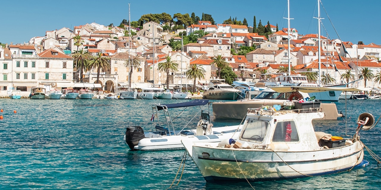 Hafen mit Booten in türkisfarbenem Wasser auf der Insel Hvar, Kroatien