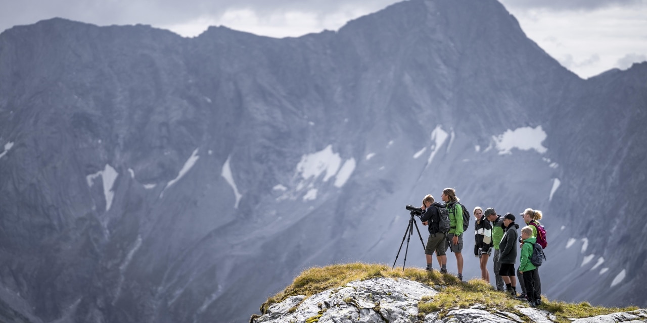 Wanderer vor Bergkulisse im Nationalpark Hohe Tauern