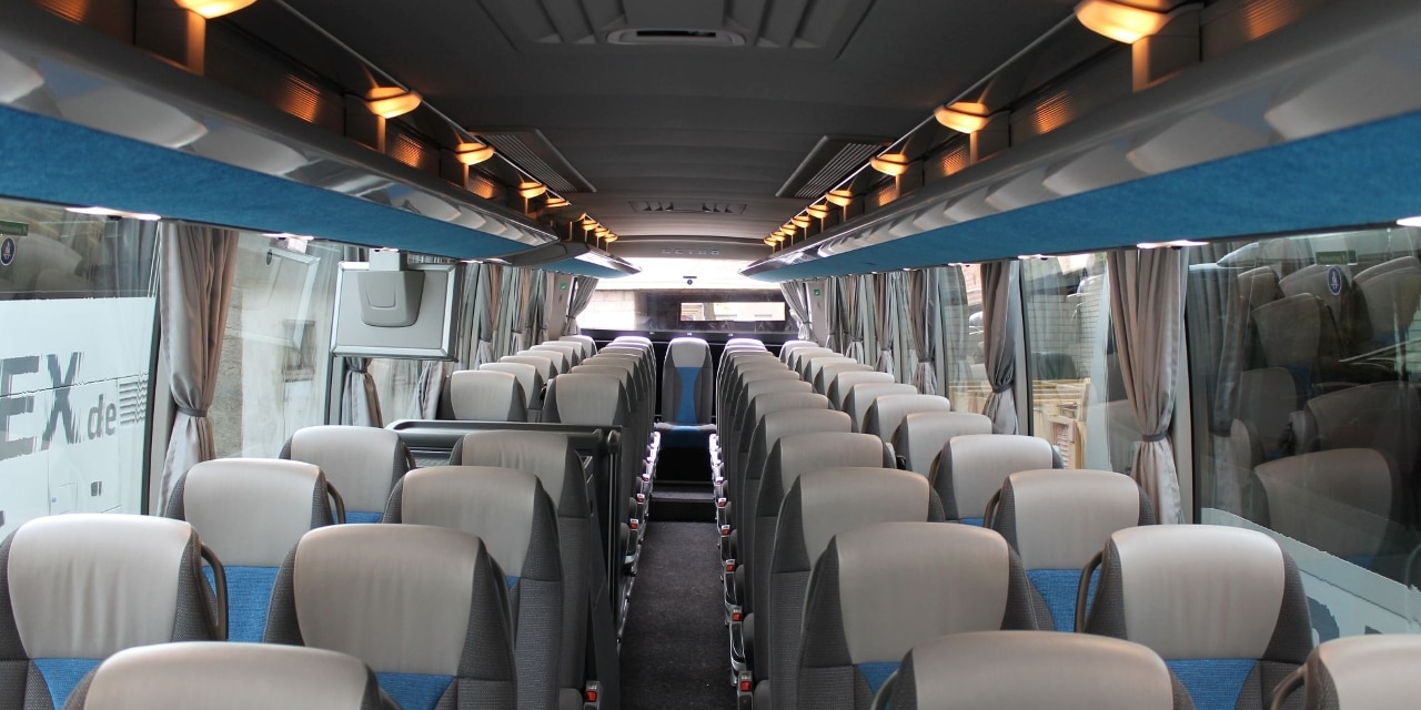 Komfortbus Setra S 516 HD Innenansicht mit weiß-grau und blauen Sitzen, insgesamt 53 Sitze<br/>