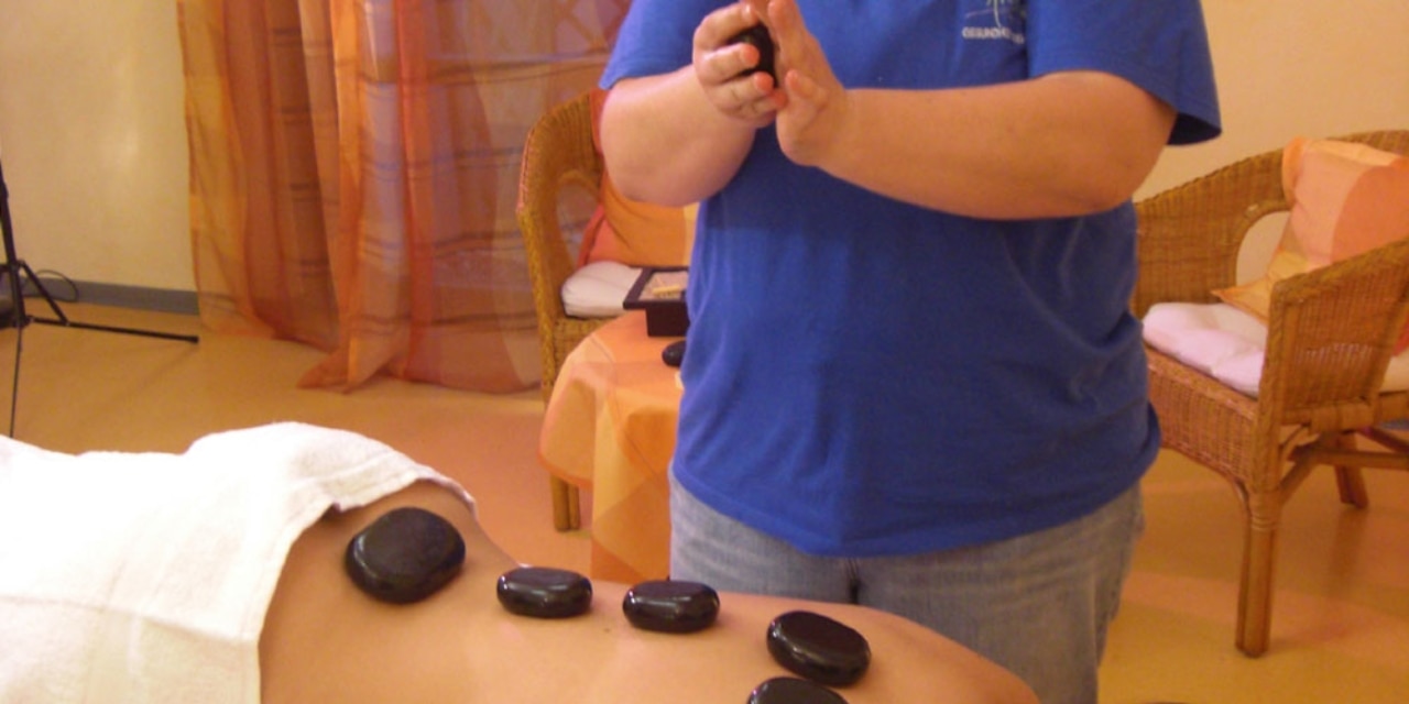 Hot Stone Massage im Freizeitbad Arobella