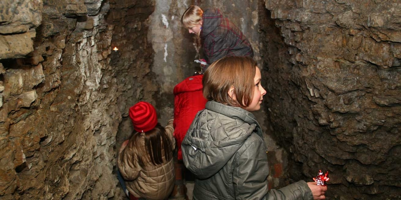 Kinder in den historischen Höhlern