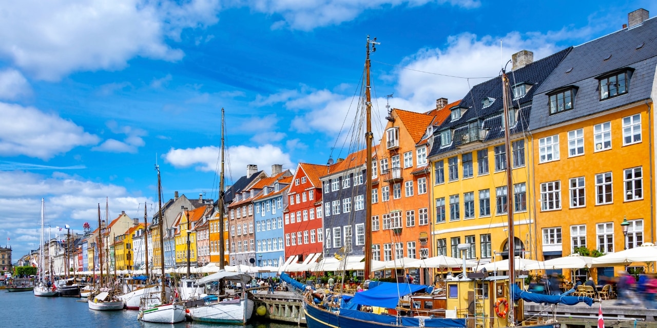 Sommerliche Aussicht auf den Nyhavn-Pier, Dänemark
