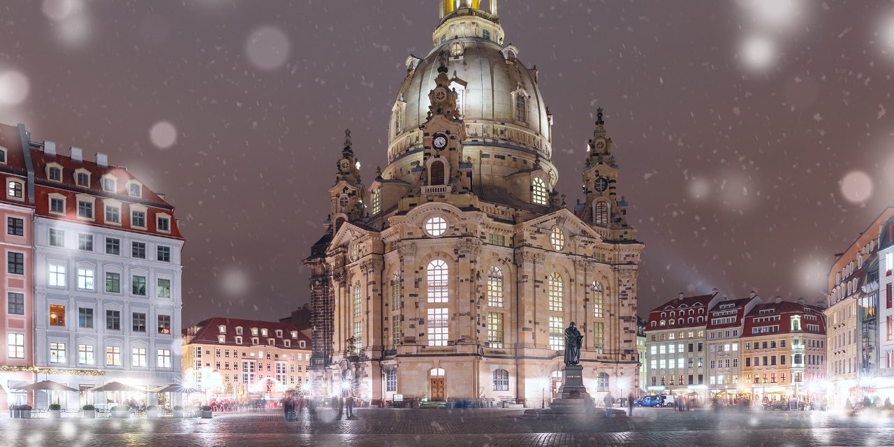Frauenkirche mit Marktplatz während verschneiter Weihnachtsnacht in Dresden.