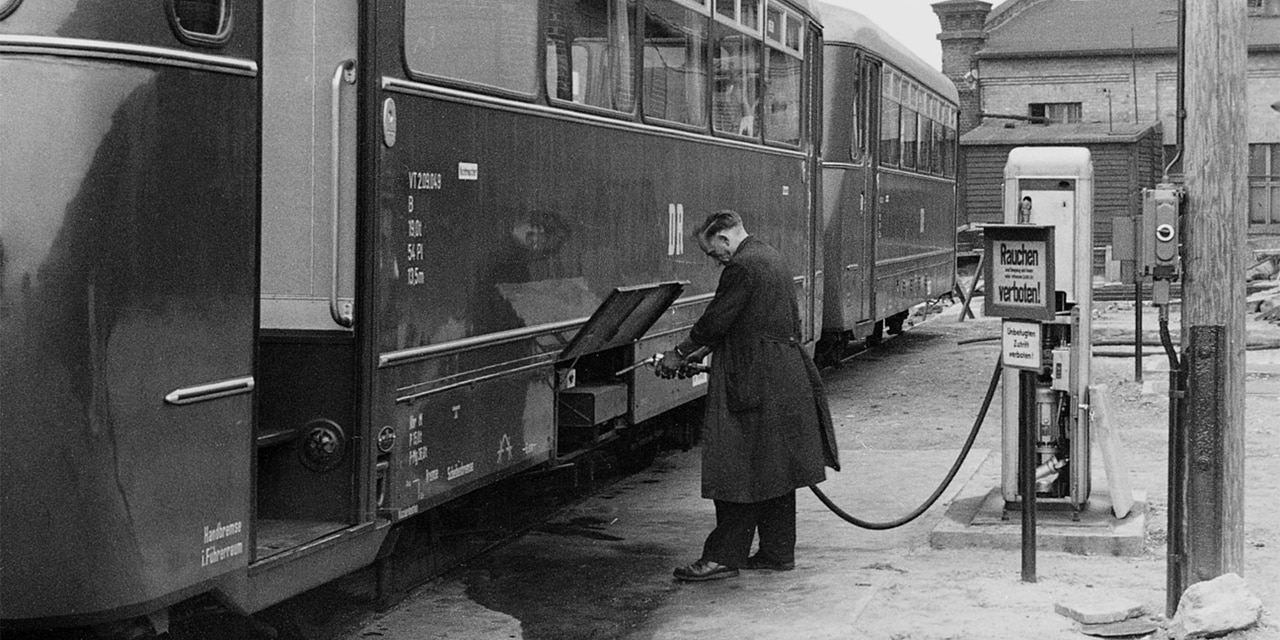 1963: Ein Schienenbus wird betankt