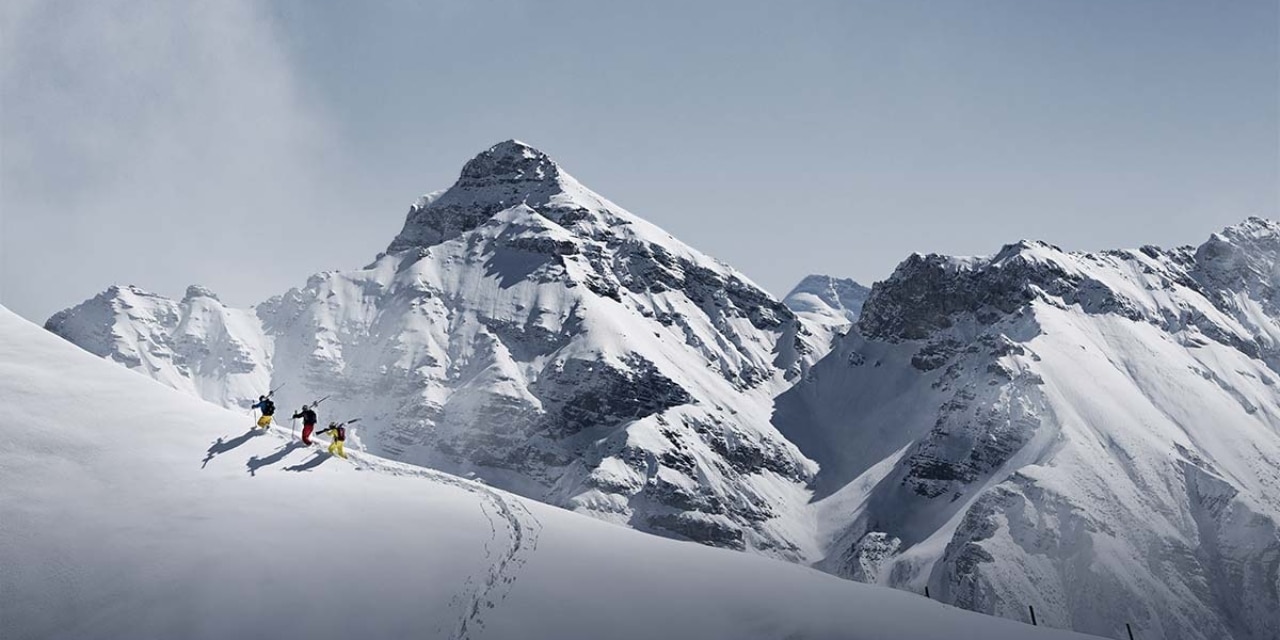 Österreicher Berge bei Schnee mit Skifahrern