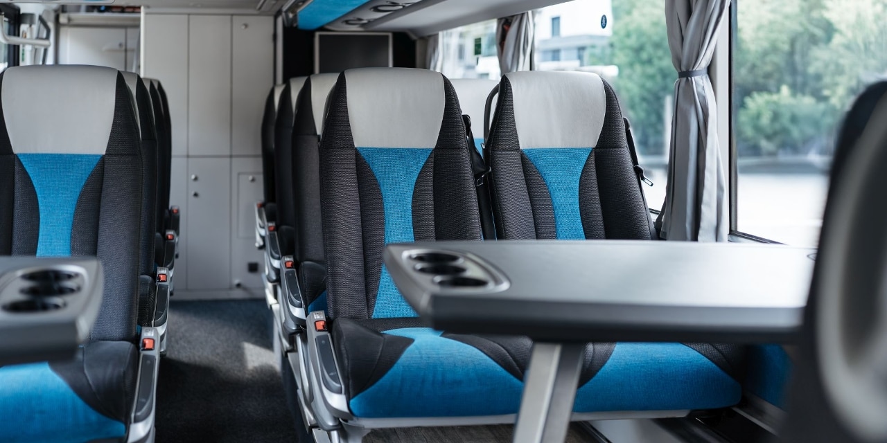 Doppeldecker Setra S 531 DT mit blau-grauen Sitzen und Tischen