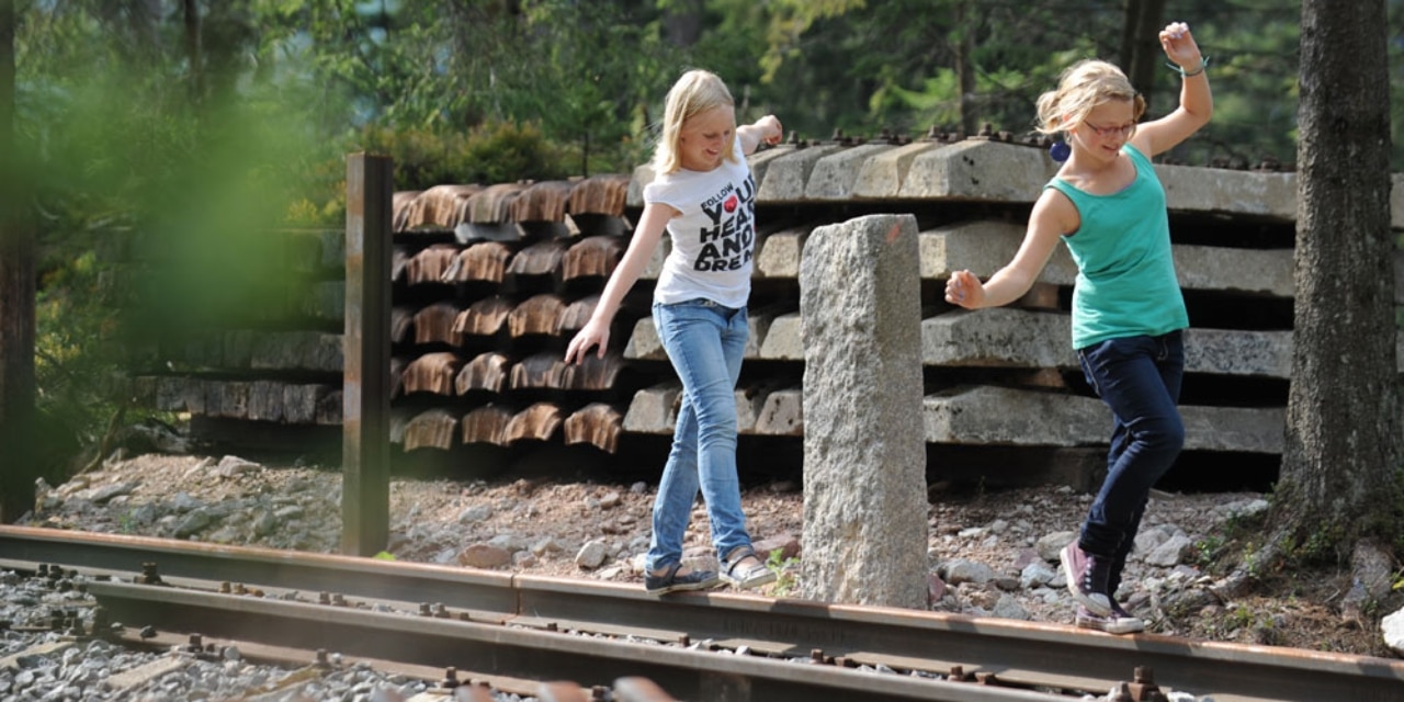Kinder balancieren auf Gleis