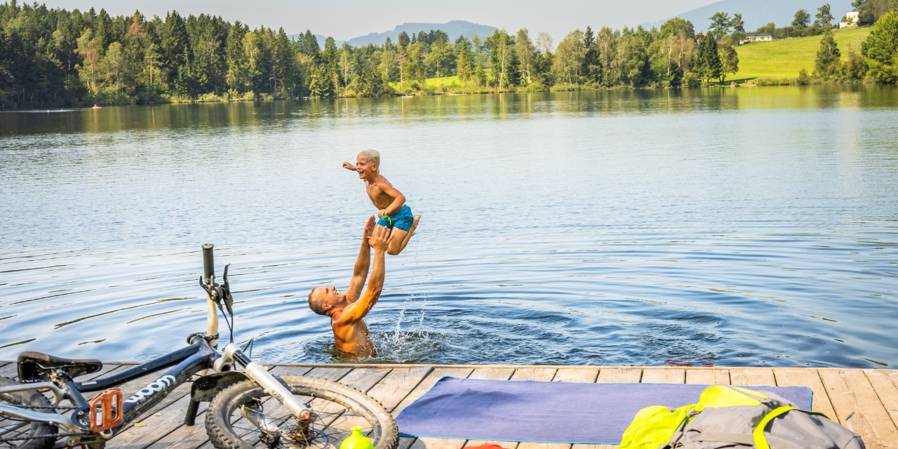 Familie badet im Maltschacher See