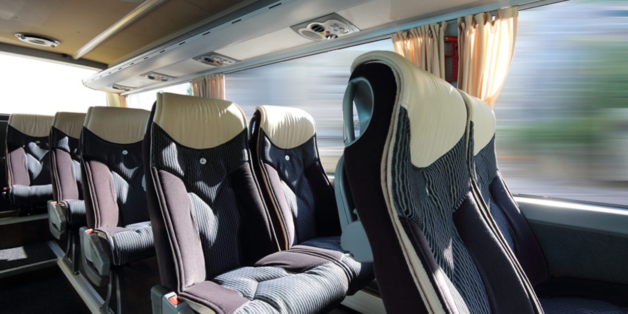 Kleinbus Mercedes Sprinter Travel 65 innen mit weiß-grauen Sitzen