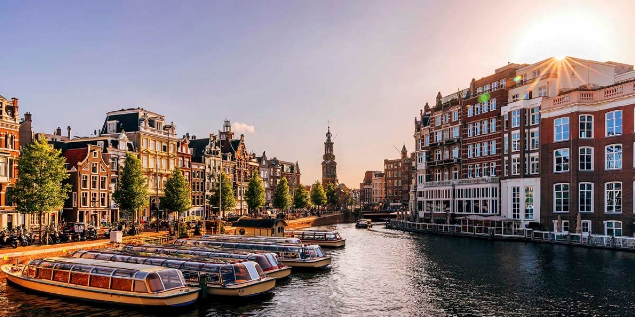 Gracht in Amsterdam bei Abendsonne