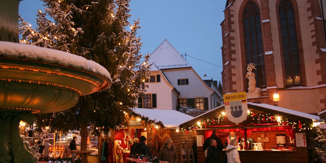 Brunnen und Dom verschneit