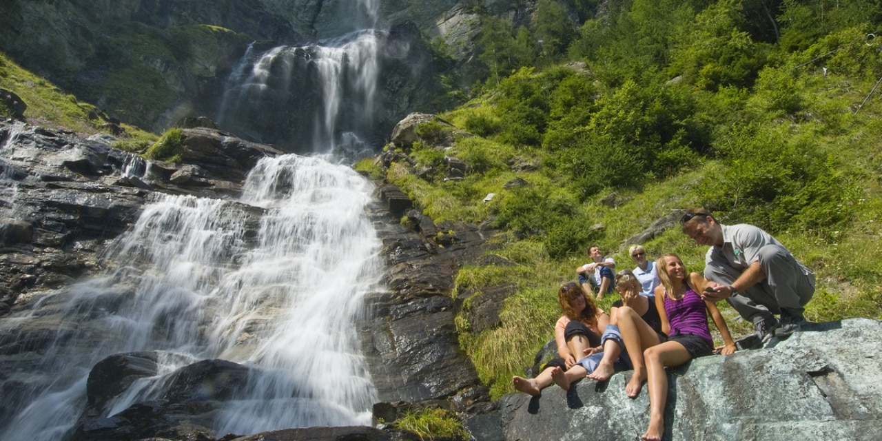 Menschen vor Wasserfall