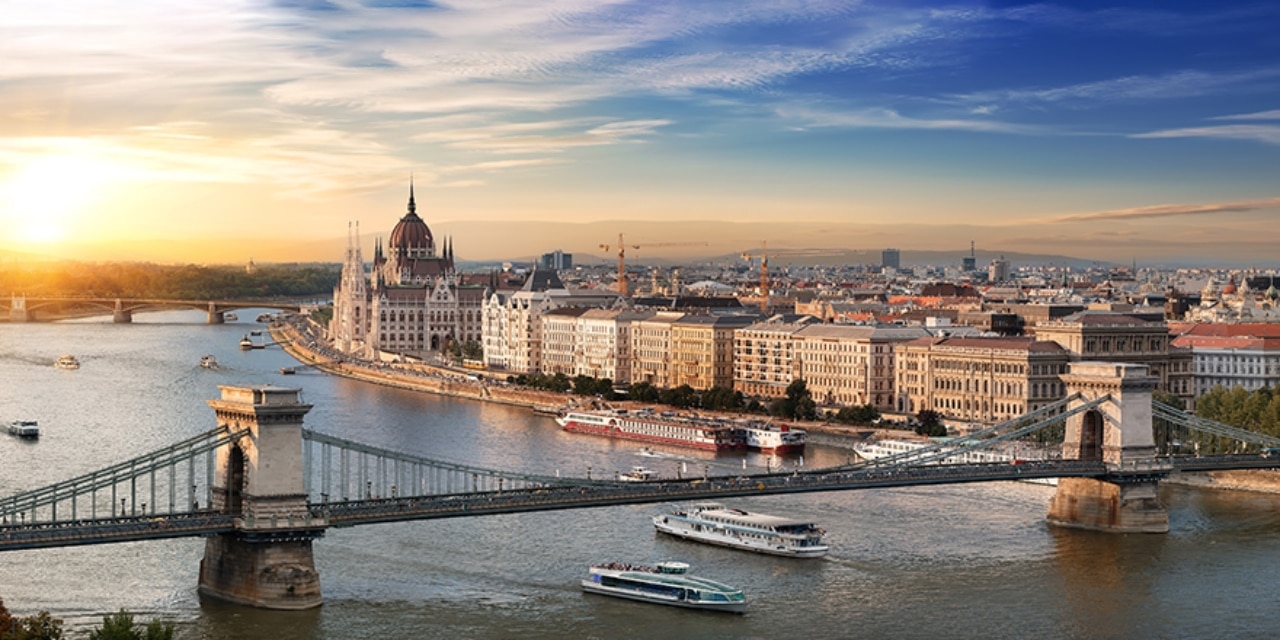 Blick auf Budapester Wahrzeichen bei schönem Sonnenuntergang