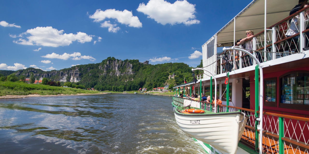 Ausflugsschiff auf der Elbe