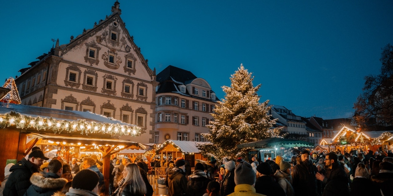 Blick auf den Weihnachtsmarkt am Abend