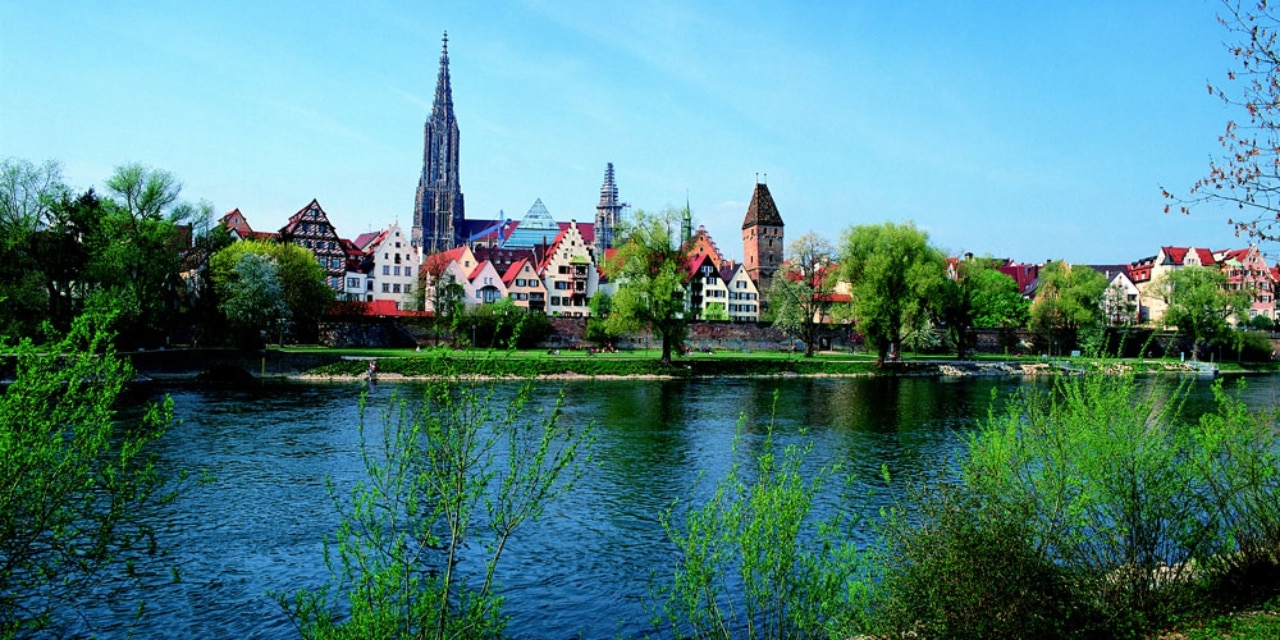 Blick von Neu-Ulm über die Donau auf die Ulmer Altstadt.