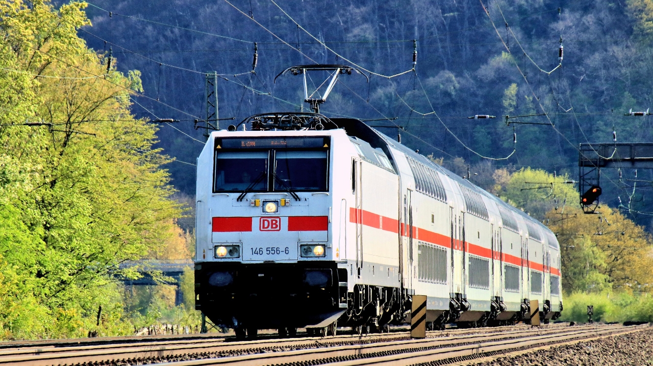 Moderner Fernverkehr: Intercity 2 (Twindexx mit TRAXX Ellok Baureihe 146)