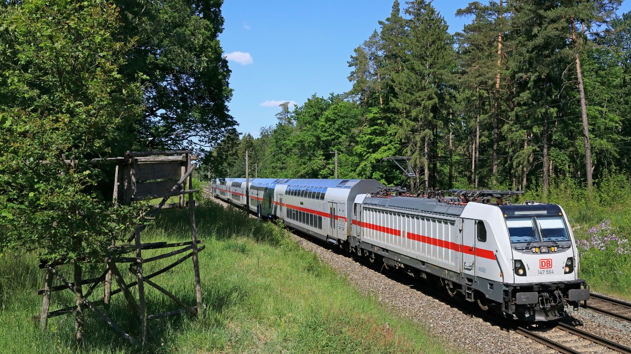 Eine Lok der Baureihe 147 der DB Fernverkehr ist mit dem IC 2064 unterwegs, hier bei Wicklesgreuth in Bayern