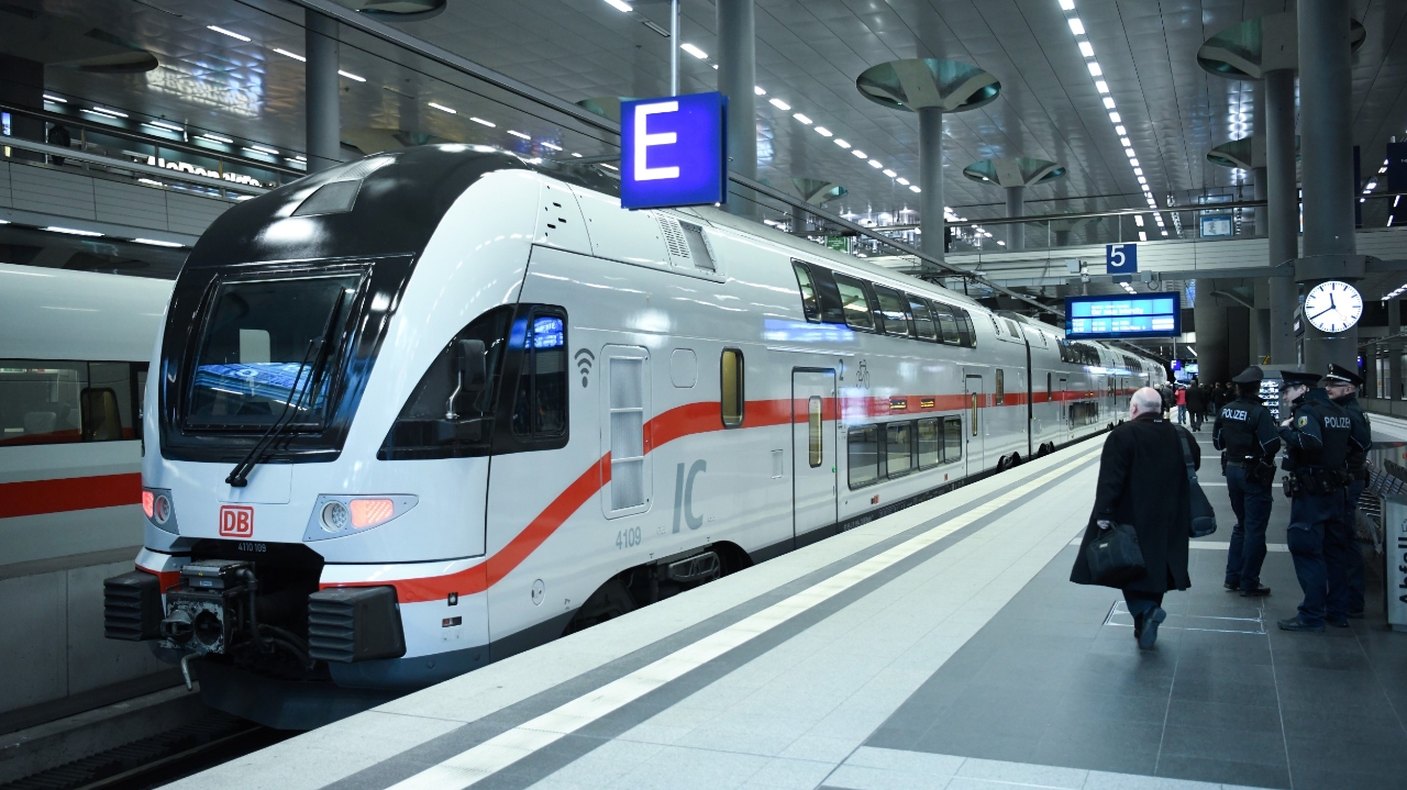 Intercity 2: Triebwagen (Stadler KISS BR 4110) im Berliner Hbf.