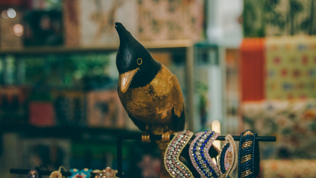 Tücher und hölzerner Vogel in einem Laden
