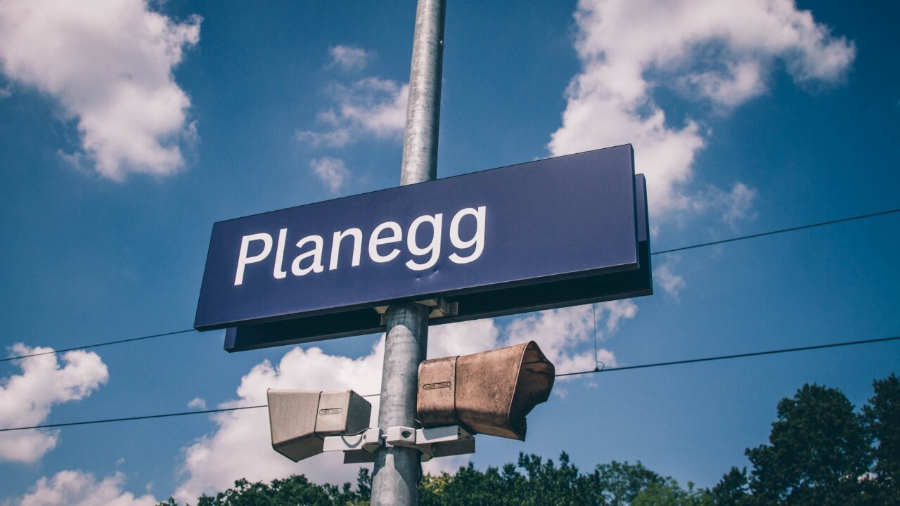 S-Bahn Stationsschild Planegg