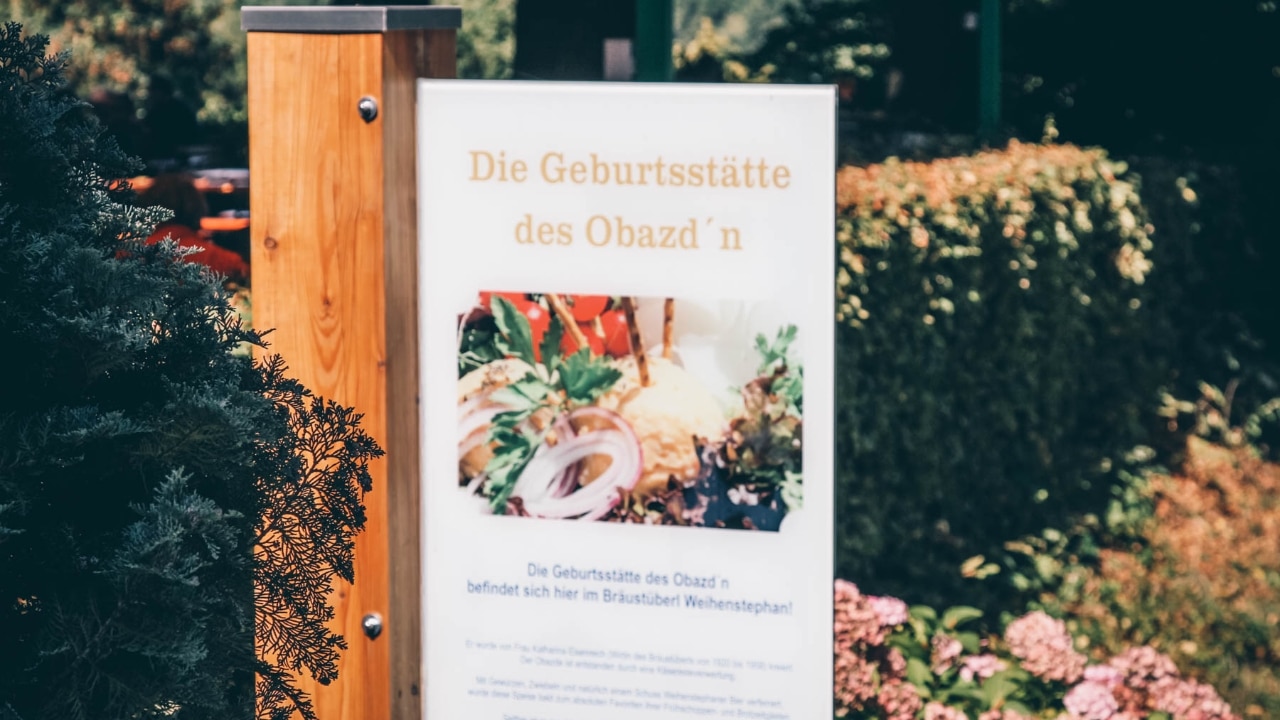 Ein Schild mit der Aufschrift "Die Geburtsstätte des Obazd´n"