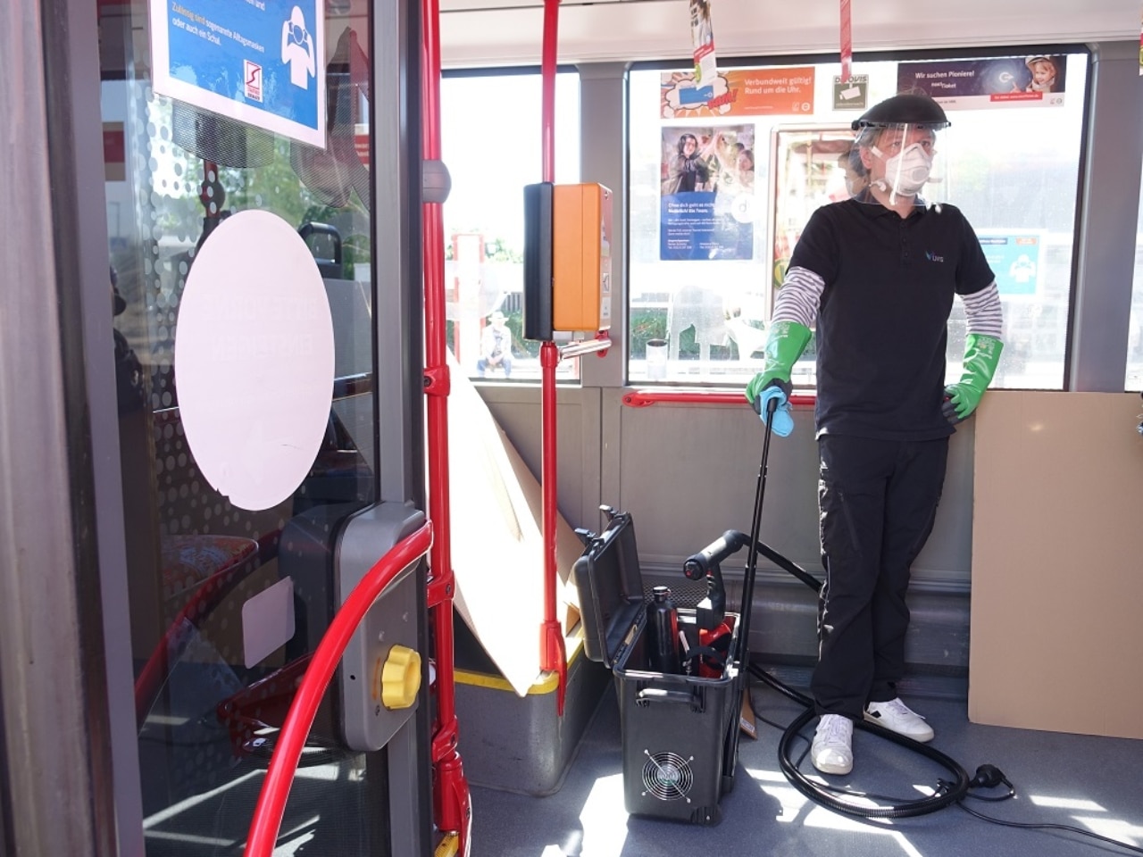 Mann mit Handuschen und Maske im Bus beschichtet Scheiben